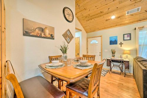 Remote Smithville Cottage Furnished Deck and Grill in Smithville, USA