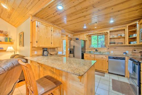 Remote Smithville Cottage Furnished Deck and Grill in Smithville, USA