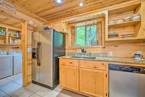 Remote Smithville Cottage Furnished Deck and Grill in Smithville, USA