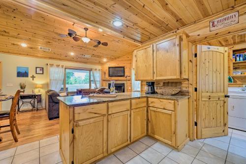 Remote Smithville Cottage Furnished Deck and Grill in Smithville, USA