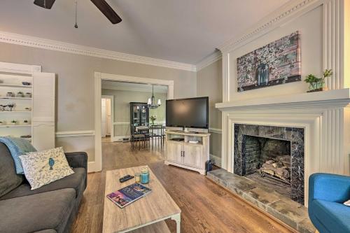 Bright Greensboro Escape about 1 Mi to Downtown in 格林斯伯勒市中心