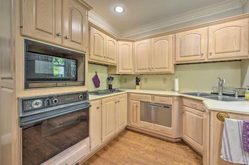 Bright Greensboro Escape about 1 Mi to Downtown in 格林斯伯勒市中心