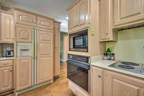 Bright Greensboro Escape about 1 Mi to Downtown in 格林斯伯勒市中心