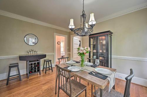 Bright Greensboro Escape about 1 Mi to Downtown in 格林斯伯勒市中心