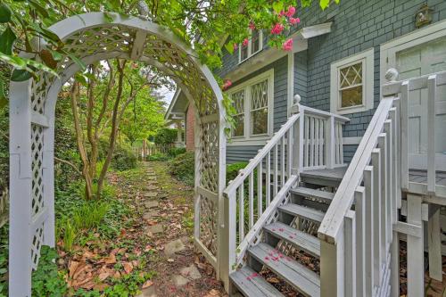 Bright Greensboro Escape about 1 Mi to Downtown in 格林斯伯勒市中心