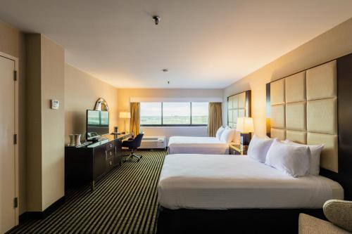 2 queen beds