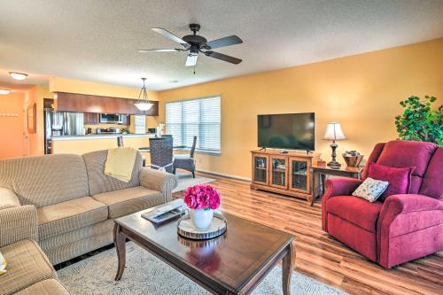 Værelse, Quaint Myrtle Beach Condo with Pool Access! in Carolina Forest