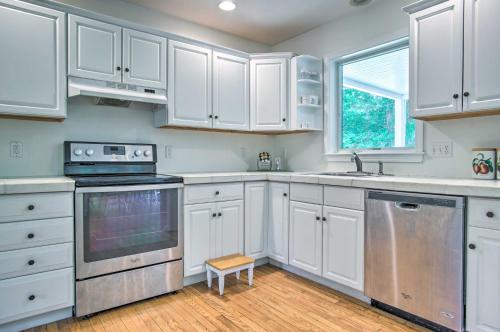 Marion Home with Private Deck Less Than 1 Mi From Beach in Marion, USA