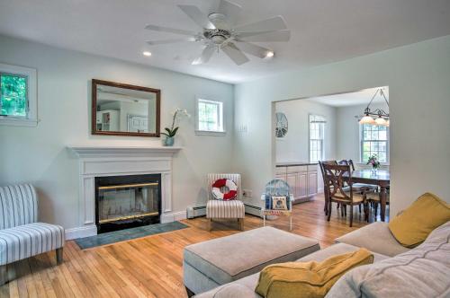 Marion Home with Private Deck Less Than 1 Mi From Beach in Marion, USA