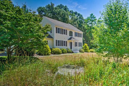 Marion Home with Private Deck Less Than 1 Mi From Beach in Marion, USA