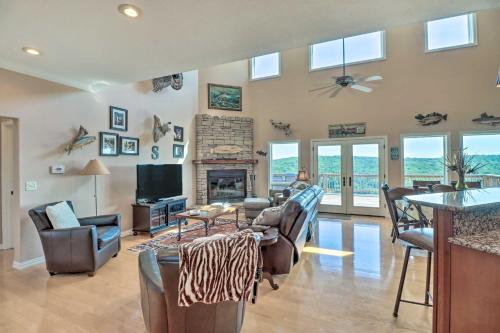 Bull Shoals Retreat with Panoramic River Views! in Bull Shoals, USA