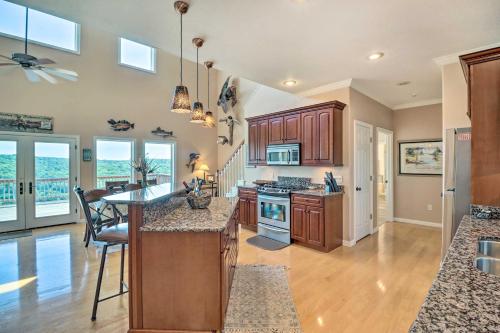 Bull Shoals Retreat with Panoramic River Views! in Bull Shoals, USA