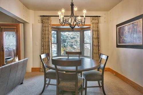 2 bedrooms, 4 beds