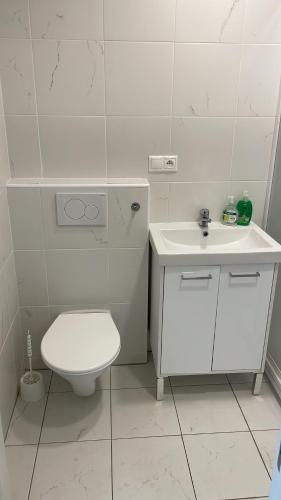 Moderný nový byt s bezplatným parkovaním v objekte, self-checking, Bratislava (foto 8)