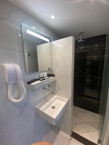 Twin Room image 6
