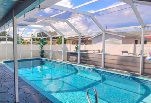 Renovated 3 bedroom with POOL Internal name: 854 pretty lady