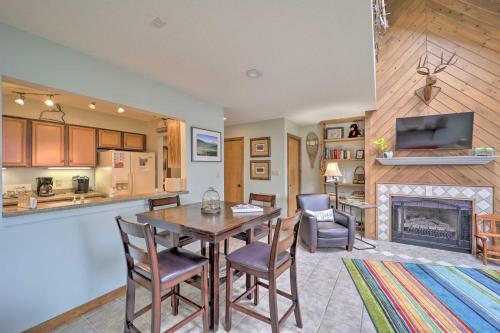 Beech Mountain Ski Condo with Private Balcony! in Beech Mountain, USA