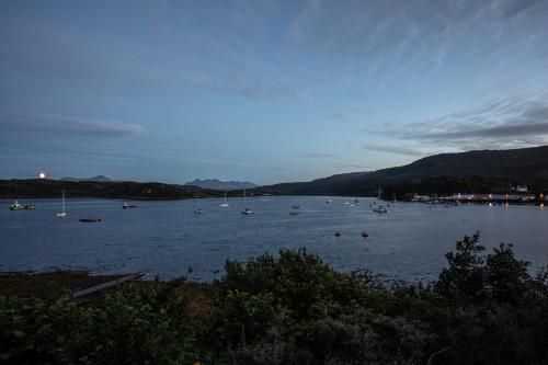 Vriskaig Luxury Guest Suite with Iconic Views