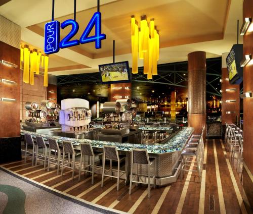 Bar/Lounge, New York New York Hotel near Shark Reef Aquarium