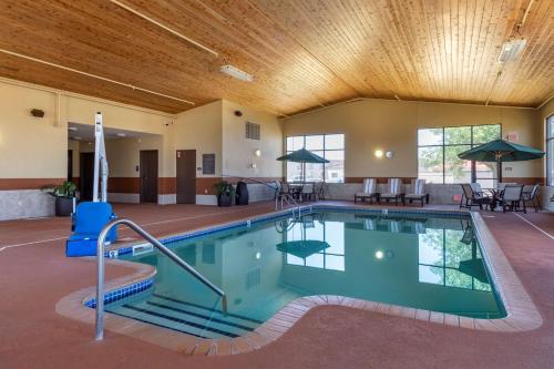 Best Western Plus Chelsea Hotel - image 2