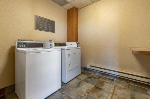 Best Western Plus Chelsea Hotel - image 10