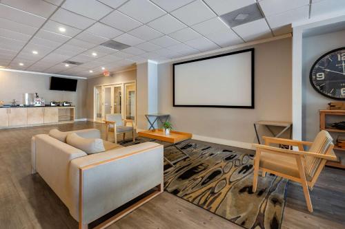 ล็อบบี้, เบสต์ เวสเทิร์น ยูนิเวอร์ซิตี้ อินน์ (Best Western Plus University Inn) in วินสตัน ชาเลม (NC)