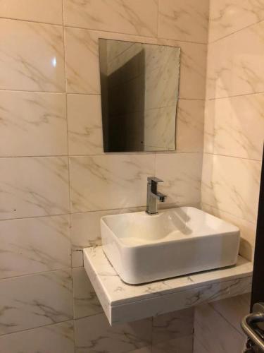 Well furnished and very spacious 3bedroom apartment in Wuye photo