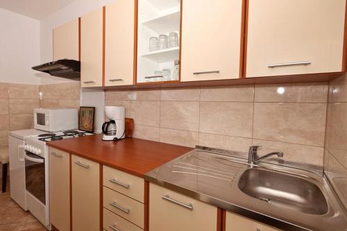 Apartment Split 11518a - image 8