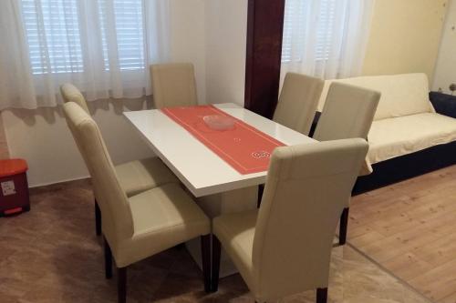 Apartment Split 11518a - image 2