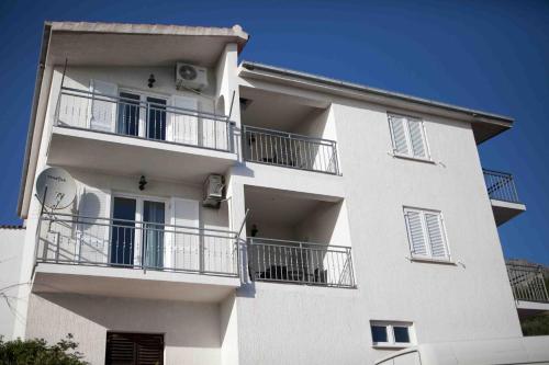  Apartments by the sea Suhi Potok, Omis - 11574 in Jesenice