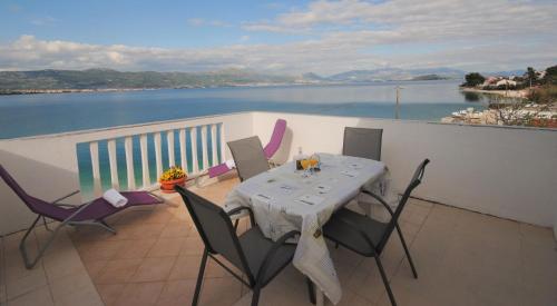 Apartments by the sea Arbanija Ciovo - 11514 - image 2