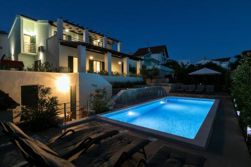 Seaside family friendly house with a swimming pool Razanj, Rogoznica - 13738, Rogoznica