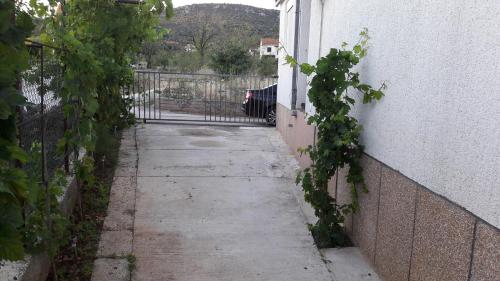 Apartments by the sea Vinisce Trogir - 13775 - image 5
