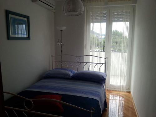 Apartments by the sea Omis - 13796 - image 5