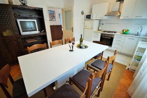 Apartments with a parking space Pula - 13830 - image 4