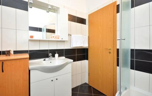 Family friendly apartments with a swimming pool Podstrana Split - 13828 - image 3