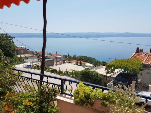 Apartments with a parking space Omis - 13785 - image 9