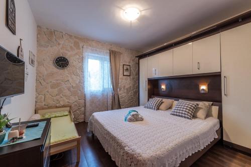 Family friendly apartments with a swimming pool Sutomiscica Ugljan - 13872 - image 5