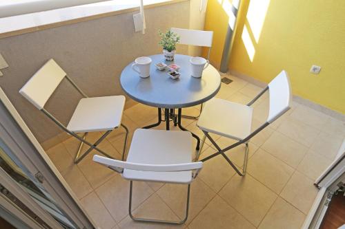 One-Bedroom Apartment with Terrace and Sea View image 3