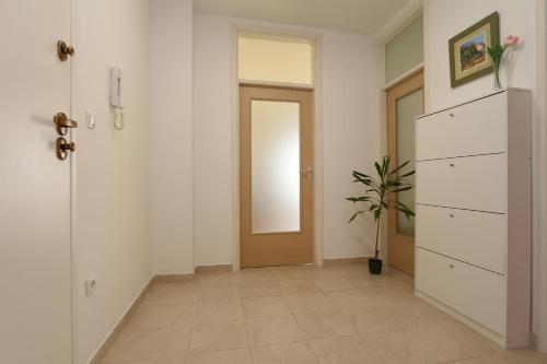 One-Bedroom Apartment with Terrace and Sea View image 1