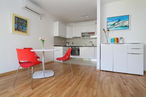 One-Bedroom Apartment with Terrace and Sea View image 5