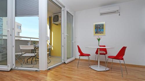 One-Bedroom Apartment with Terrace and Sea View image 4