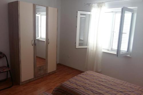 Apartment Split 11518c - image 7