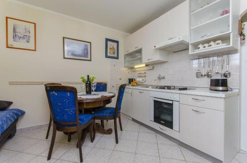 Apartments with WiFi Split - 13899, Split (photo 6)