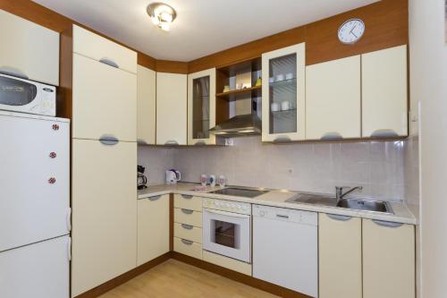 Apartments with WiFi Split - 13957 - main image