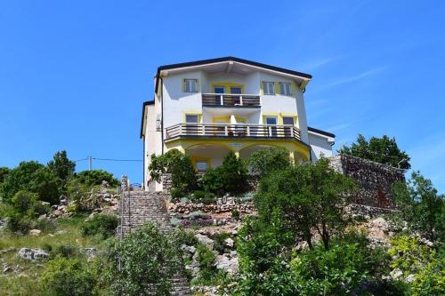  Apartments by the sea Ribarica, Karlobag - 14032, Pension in Karlobag bei Velika Plana