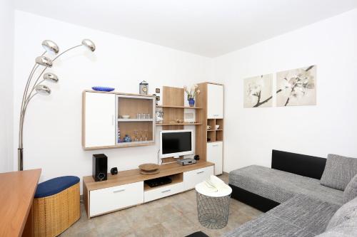 Apartments by the sea Novigrad - 14028 - image 5