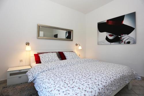 Apartments by the sea Novigrad - 14028 - image 11