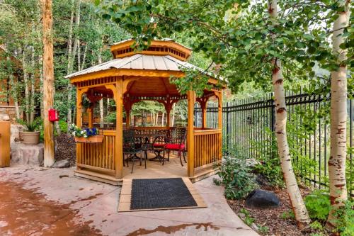 2 Bedroom Colorado Vacation Rental Situated In River Run Village Steps From The Summit Express Gondola in Keystone, USA