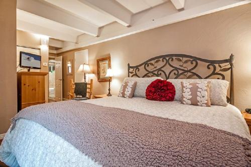 1 Bedroom Mountain Vacation Rental In The Heart Of Vail Village in Vail, USA